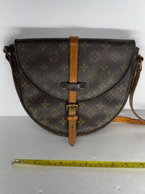 VINTAGE LOUIS VUITTON CHANTILLY CROSSBODY BAG